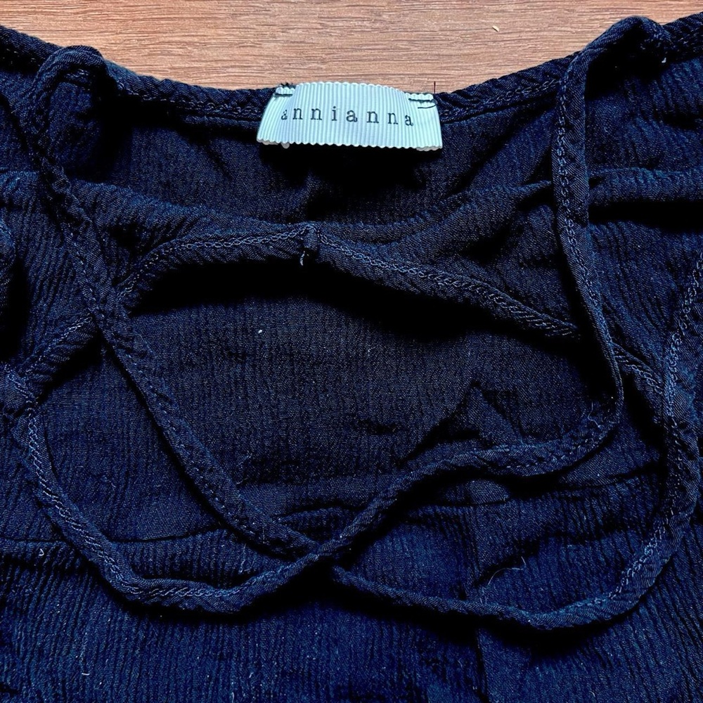 Annianna Black Crop Top - Picture 4 of 4